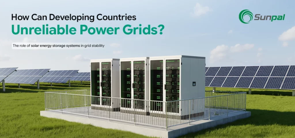 Ряд солнечных панелей питает компактную систему хранения энергии в открытом поле.