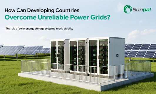 Зеленое поле с солнечными панелями и системой хранения энергии в стиле центра обработки данных за забором.