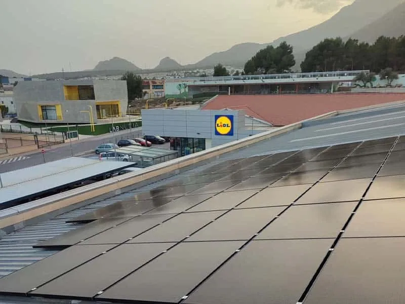 A Solar Sunpal entregou um sistema de energia solar de 30KW para uma casa em Espanha