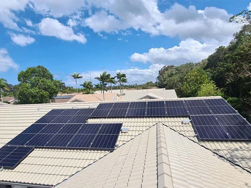 قدمت شركة Sunpal Solar خدمات الطاقة الشمسية بقدرة 8.4 كيلو وات للمنزل في إنجلترا