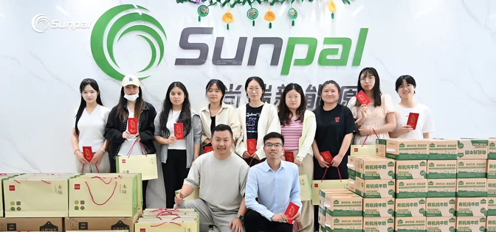 Sunpal remercie son équipe en lui offrant des cadeaux à l'occasion du festival des bateaux-dragons : Célébration de l'engagement en faveur des solutions solaires